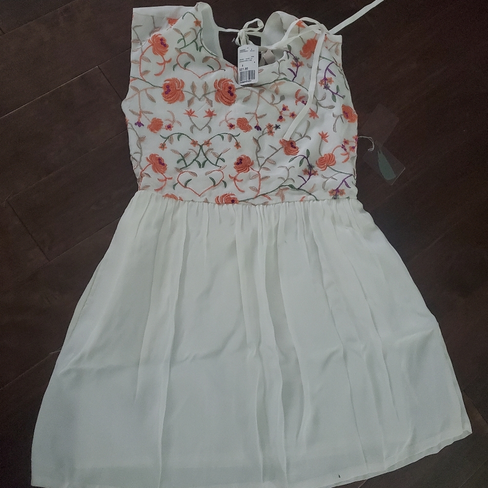 White and peach color dress new with tags by forever 21 runs big more li…